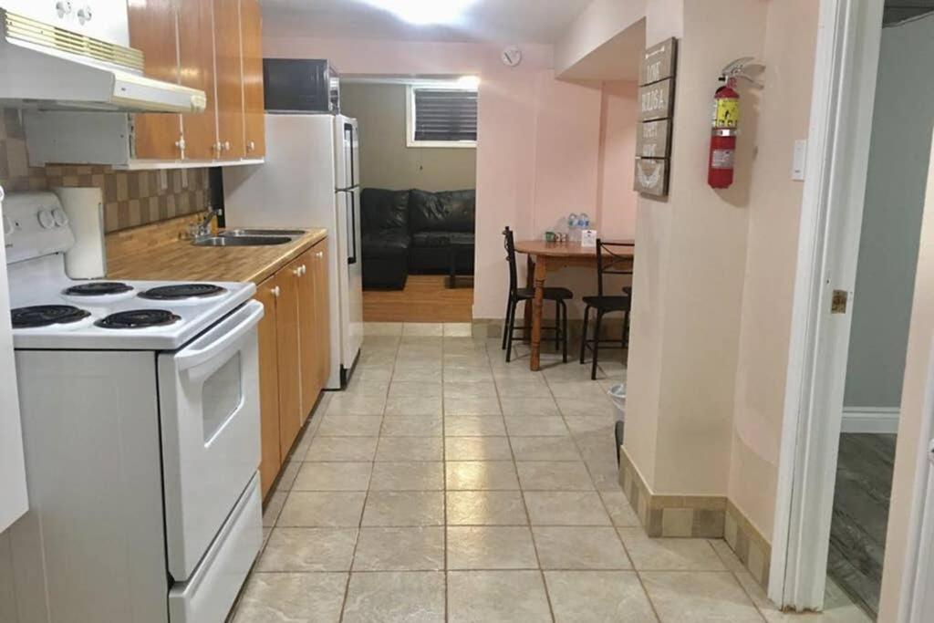 Apartament Private Bsmt With Sep. Entrance And Free Parking Toronto Zewnętrze zdjęcie