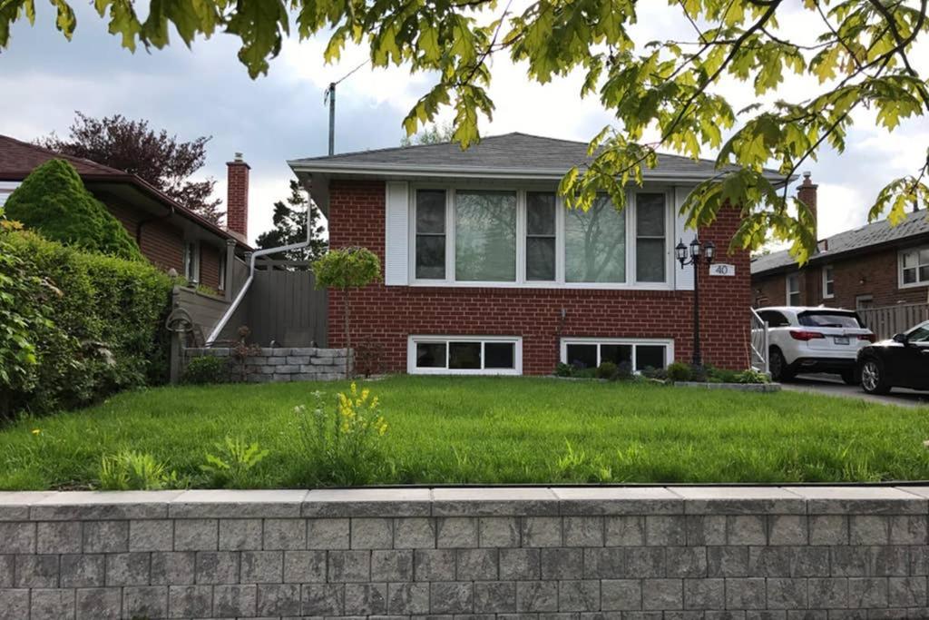 Apartament Private Bsmt With Sep. Entrance And Free Parking Toronto Zewnętrze zdjęcie