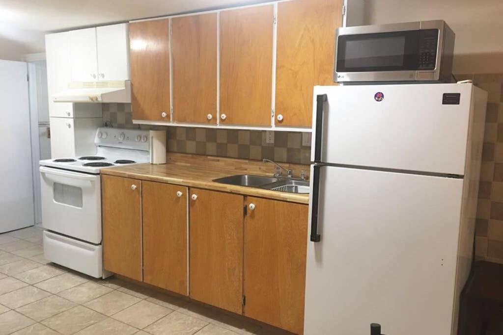Apartament Private Bsmt With Sep. Entrance And Free Parking Toronto Zewnętrze zdjęcie